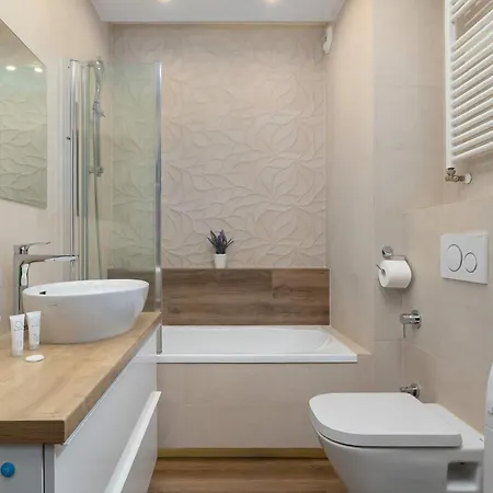 Διαμέρισμα Family In Cracow With Parking, Desk And Bathtub By Renters