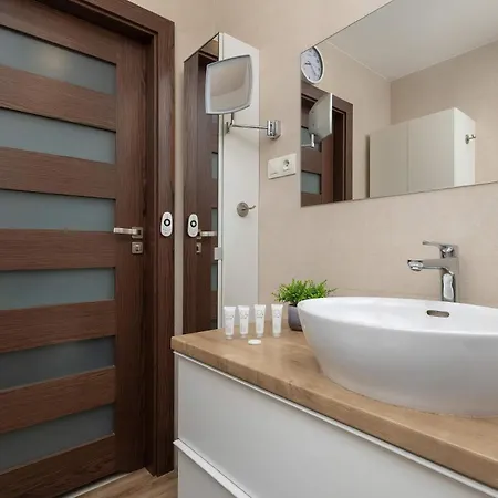 Family In Cracow With Parking, Desk And Bathtub By Renters *