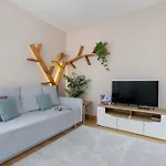 Διαμέρισμα Family In Cracow With Parking, Desk And Bathtub By Renters