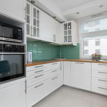 Family In Cracow With Parking, Desk And Bathtub By Renters Appartement *