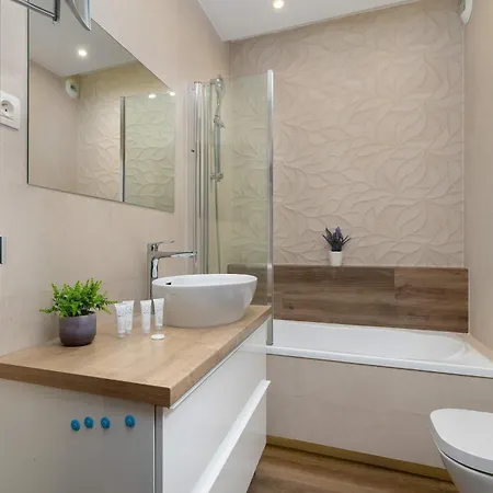 Family In Cracow With Parking, Desk And Bathtub By Renters *