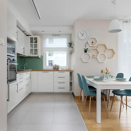 Family In Cracow With Parking, Desk And Bathtub By Renters شقة كراكوفيا