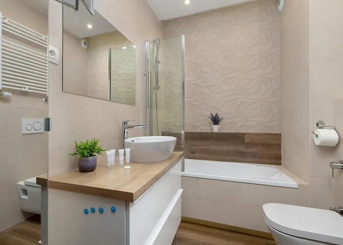 Family In Cracow With Parking, Desk And Bathtub By Renters *