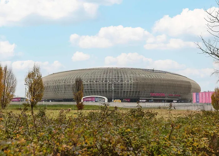 Family In Cracow With Parking, Desk And Bathtub By Renters شقة