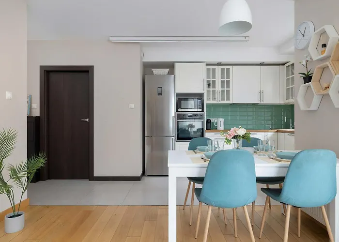 Family In Cracow With Parking, Desk And Bathtub By Renters شقة كراكوفيا