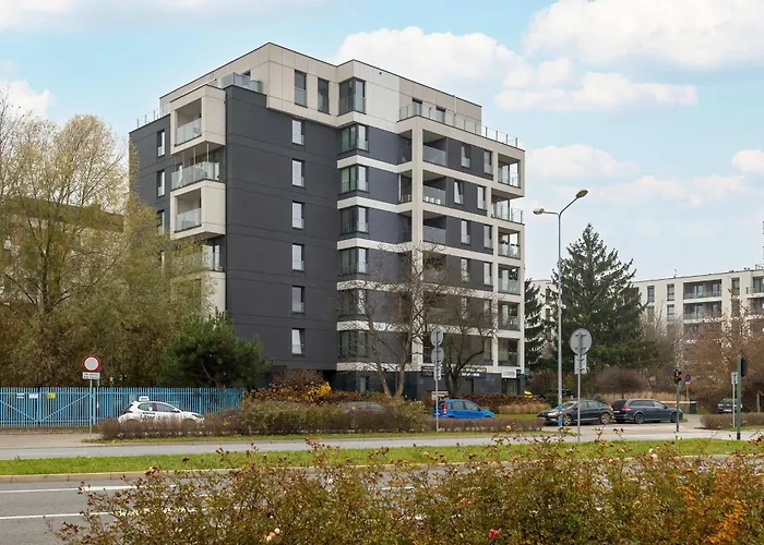 Family In Cracow With Parking, Desk And Bathtub By Renters كراكوفيا