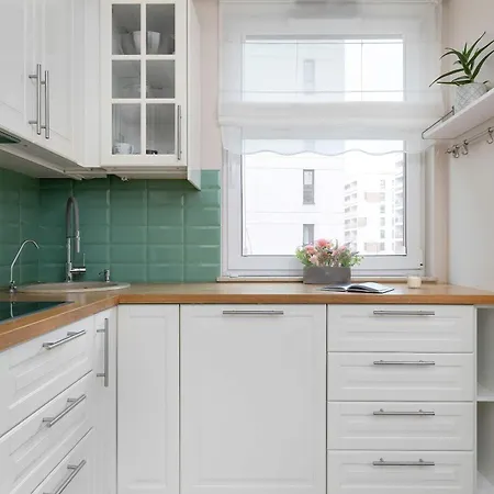 Family In Cracow With Parking, Desk And Bathtub By Renters 크라쿠프